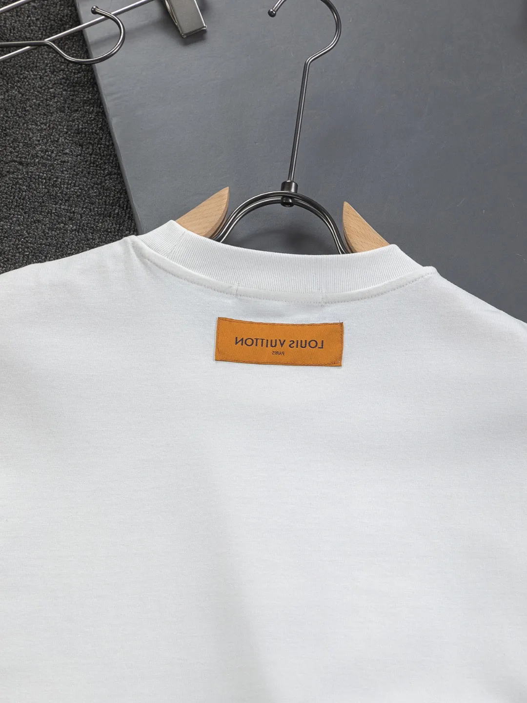 🅿️190 Louis Vuitton 1V LV micro-wide version S-XL LV 26ss New product counters are on the shelves at the same time Multi-process digital direct printing Various travel patches on the chest Micro-stamp printing Round-neck short-sleeved T-shirts, the same style for men and women! Consigned to one-to-one creation. Synchronized with the official website, pure cotton fabrics at the counter! It is close to the skin and comfortable, durable and easy to wear. It has a classic and simple logo design and meticulous original craftsmanship. Short-sleeves, a must-have item for men, do not appear to be the same for the general public, but must be unique and eye-catching. This LV short-sleeve is all about quality, comfort, the same shape and fashion as always, including fabrics and cutting techniques. All of them have been made with great effort! 320 grams of washed pure cotton fabric, pure cotton is breathable, very refreshing and comfortable for daily wear. The rib knitting on the neckline is smooth and tight, and the neckline will not be skewed if you toss it at will. The loose version, you will find that it looks really good on the upper body. The overall is minimalist and neat, super versatile for daily use! Pair it casually with a pair of pants for a youthful look. A T-shirt will make your outfit crazy. It is a fashionable item that can never go wrong! Color: Black White Gray Size: S-XL Size chart: S: Shoulder width 50-Bust 56-Length 70 M: Shoulder width 52-Bust 57-Length 72 L: Shoulder width 54-Bust 59-Length 74 XL: Shoulder width 56-Bust 62-Length 76